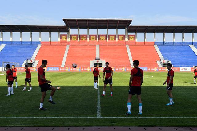 约基奇36+17+10快船险胜掘金 76人克热火3连胜